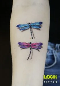 Loch Studio Tattoo - mały tatuaż kolorowe ważki