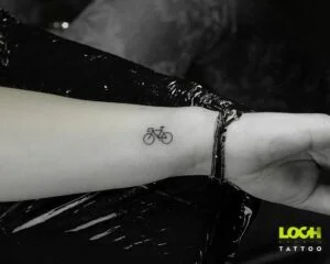 Loch Studio Tattoo - mały tatuaż z rowerem