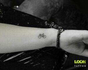 Loch Studio Tattoo - mały tatuaż z rowerem