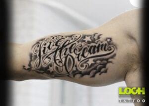 Loch Studio Tattoo - Tatuaż na ramieniu
