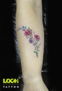 Loch Studio Tattoo - mały tatuaż z kwiatami kolorowy