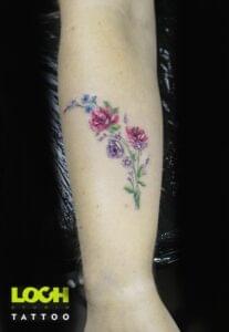 Loch Studio Tattoo - mały tatuaż z kwiatami kolorowy