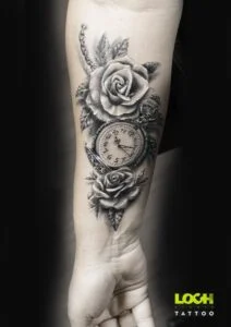 Loch Studio Tattoo - Zegar z kwiatami