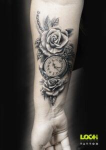 Loch Studio Tattoo - Zegar z kwiatami