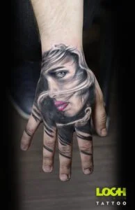 Loch Studio Tattoo - Twarz na dłoni