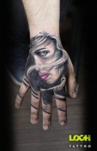Loch Studio Tattoo - Twarz na dłoni