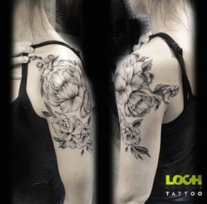 Loch Studio Tattoo - Kwiaty na ramieniu