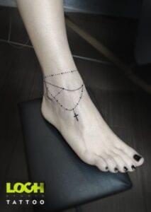 Loch Studio Tattoo - mały tatuaż bransoletka na nodze