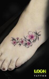Loch Studio Tattoo - mały tatuaż kwiaty na nodze