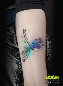 Loch Studio Tattoo - mały tatuaż kolorowa ważka