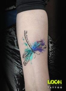 Loch Studio Tattoo - mały tatuaż kolorowa ważka