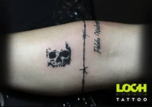Loch Studio Tattoo - mały tatuaż czaszka z drutem