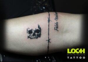 Loch Studio Tattoo - mały tatuaż czaszka z drutem