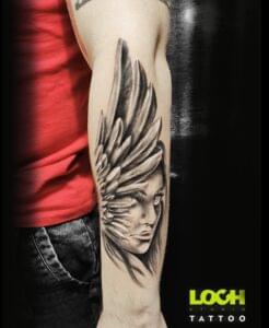 Loch Studio Tattoo - Podobizna ze skrzydłami