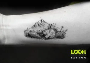 Loch Studio Tattoo - mały tatuaż Lis na polanie