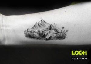 Loch Studio Tattoo - mały tatuaż Lis na polanie