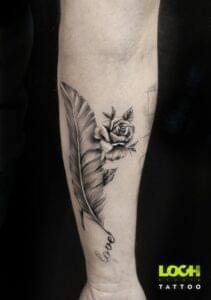 Loch Studio Tattoo - Napis love z piórem i różą