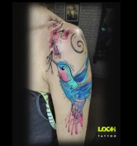 Loch Studio Tattoo - Kolorowy koliber z kwiatami