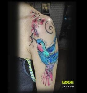 Loch Studio Tattoo - Kolorowy koliber z kwiatami