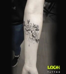 Loch Studio Tattoo - mały tatuaż z kwiatami czarno-biały
