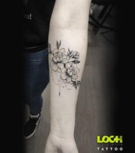 Loch Studio Tattoo - mały tatuaż z kwiatami czarno-biały