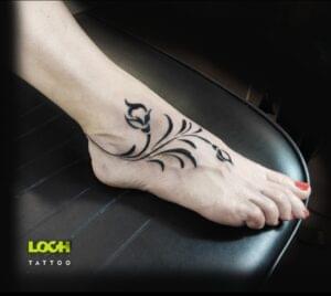 Loch Studio Tattoo - mały tatuaż na nodze