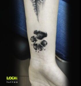 Loch Studio Tattoo - mały tatuaż łapa psa