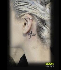 Loch Studio Tattoo - mały tatuaż smok za uchem