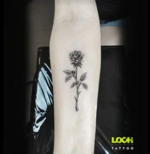 Loch Studio Tattoo - mały tatuaż róża