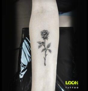Loch Studio Tattoo - mały tatuaż róża