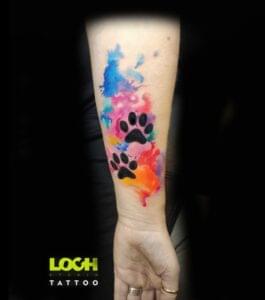 Loch Studio Tattoo - Łapki psa na kolorowym tle