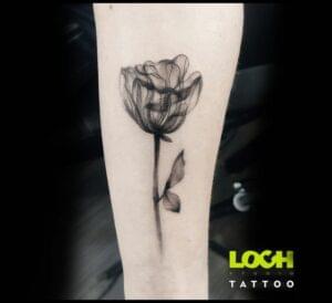 Loch Studio Tattoo - mały tatuaż kwiat