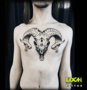 Loch Studio Tattoo - Czaszka na klatce piersiowej
