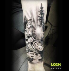 Loch Studio Tattoo - Owad na tle lasu