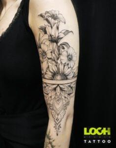 Loch Studio Tattoo - Kwiaty na ramieniu