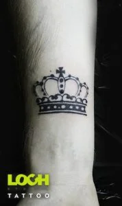 Loch Studio Tattoo - mały tatuaż korona