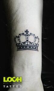 Loch Studio Tattoo - mały tatuaż korona