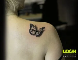 Loch Studio Tattoo - mały tatuaż czarno biały motyl