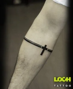 Loch Studio Tattoo - mały tatuaż pasek z krzyżem