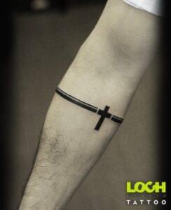Loch Studio Tattoo - mały tatuaż pasek z krzyżem