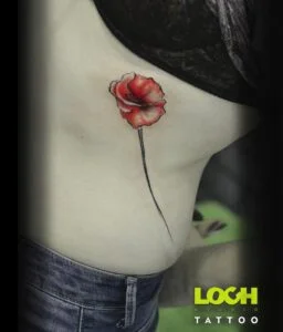 Loch Studio Tattoo - mały tatuaż czerwony mak