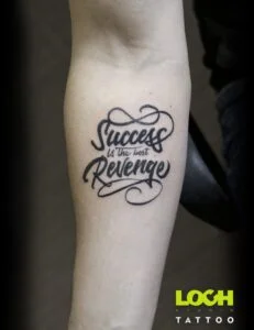 Loch Studio Tattoo - mały tatuaż napis