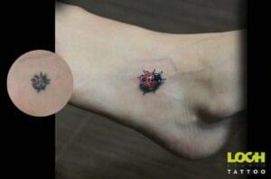 Loch Studio Tattoo - mały tatuaż cover up - biedronka