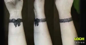 Loch Studio Tattoo - mały tatuaż wstążka na nadgarstku