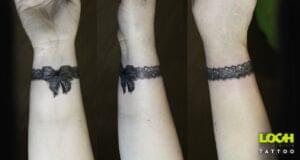 Loch Studio Tattoo - mały tatuaż wstążka na nadgarstku