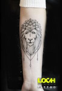 Loch Studio Tattoo - mały tatuaż lew czarno biały