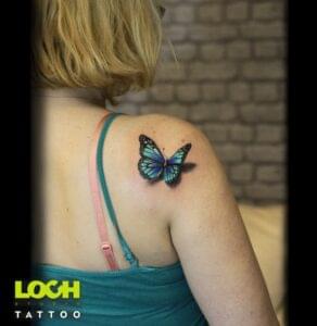 Loch Studio Tattoo - mały tatuaż niebiesko czarny motyl