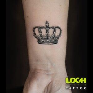 Loch Studio Tattoo - mały tatuaż korona