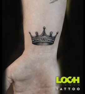 Loch Studio Tattoo - mały tatuaż korona
