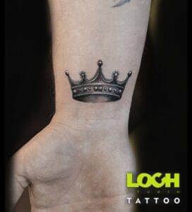 Loch Studio Tattoo - mały tatuaż korona